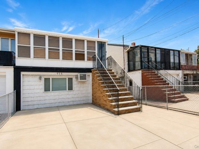 4 BR, 3.00 BTH Hi ranch style home in Arverne